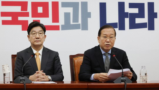 권영세(오른쪽) 국민의힘 비상대책위원장이 24일 국회에서 한덕수 국무총리 탄핵 기각과 관련해 입장을 밝히고 있다. [연합뉴스]
